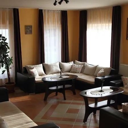 Viktor Vendeghaz Es Apartmanhaz * Baktaloranthaza