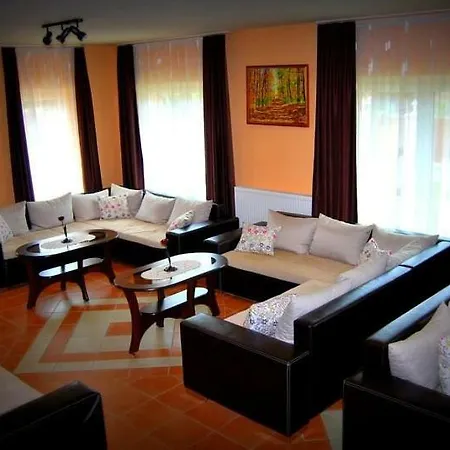 Viktor Vendeghaz Es Apartmanhaz Guest house Baktaloranthaza